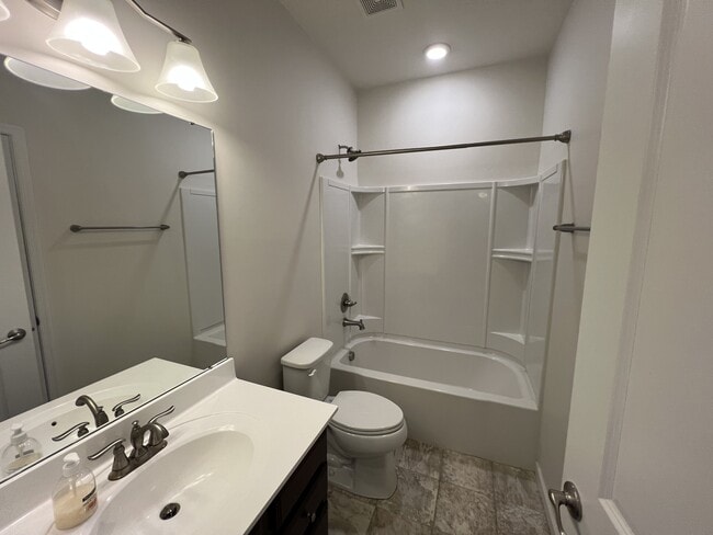 Building Photo - 447 Warren Hill Dr