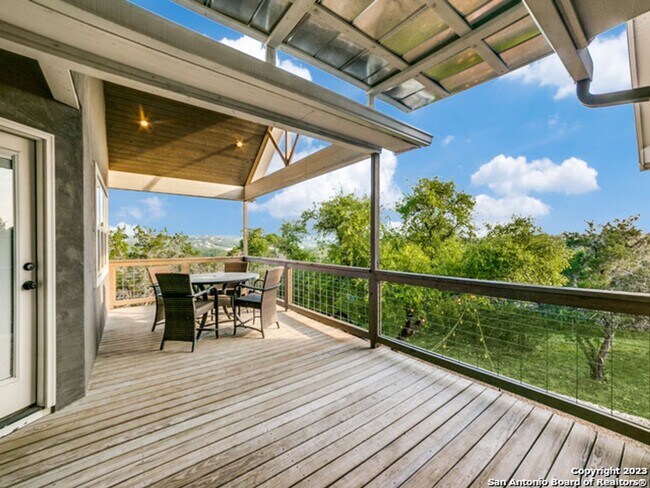 Building Photo - 5 Bedroom/3.5 Bathroom Home in the Ensenad...