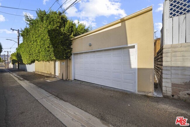 Building Photo - 439 S Beverwil Dr