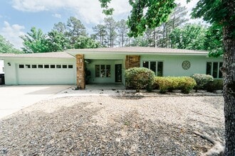 Building Photo - Charming 3 Bedroom, 2 Bathroom home! Call 501-922-9997 to set up a showing today!