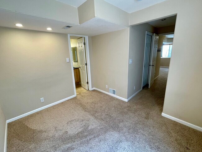 Building Photo - 5614 Blue Mountain Cir