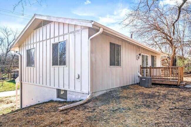 Building Photo - Beautifully Renovated 3 Bedroom Home in KCK Available Now!  1st Month's Rent is FREE!