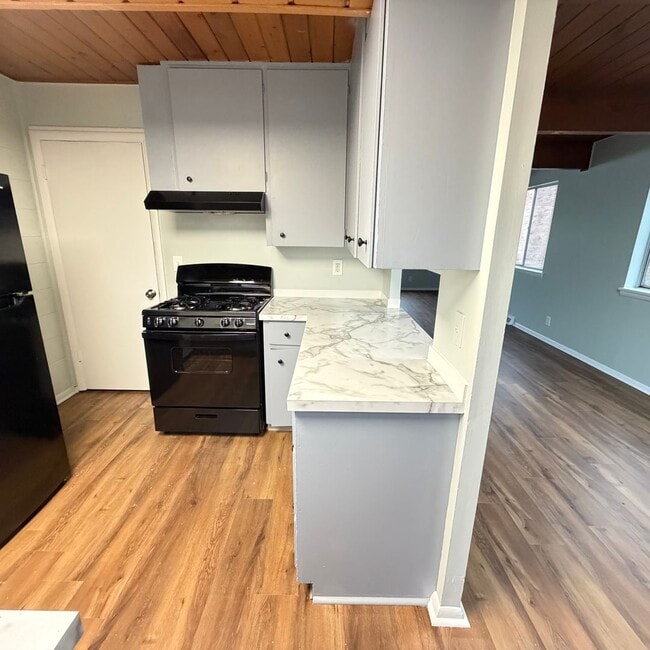 Building Photo - Remodeled - Two Bedroom Townhome on the NE Side of Grand Rapids