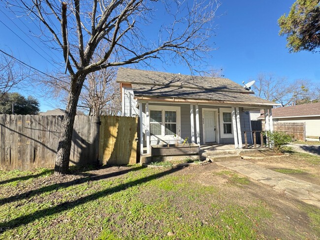 Building Photo - 3 Bed 1 Bath with Fenced Backyard - CLOSE ...