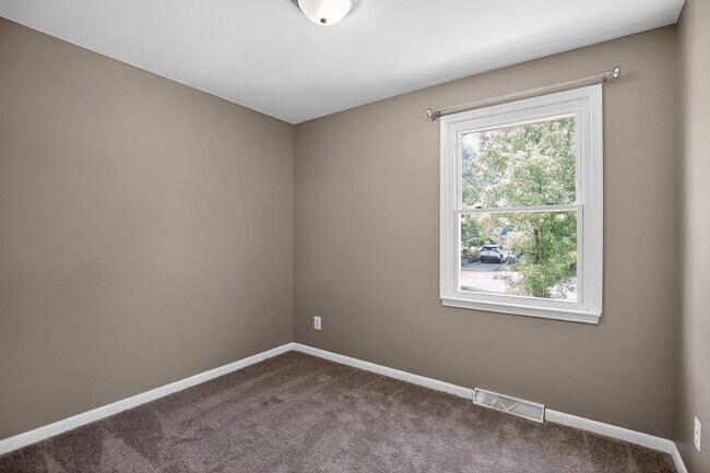 Building Photo - 46483 Rosewood Dr