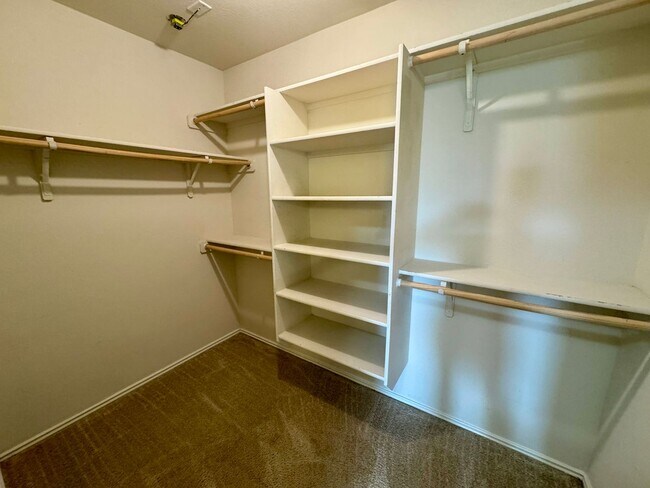 Building Photo - 5207 Bridgewood Dr