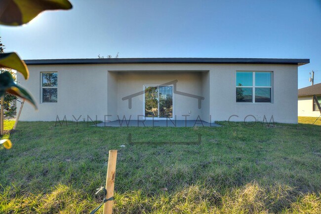 Building Photo - 3925 NE 23rd Ave
