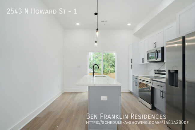 Building Photo - Awesome Bi-Level Apartment in West Kensington