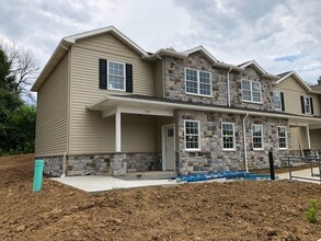 Building Photo - 3 Bedroom, 3 1/2 Bathroom Townhouse on Easterly Parkway