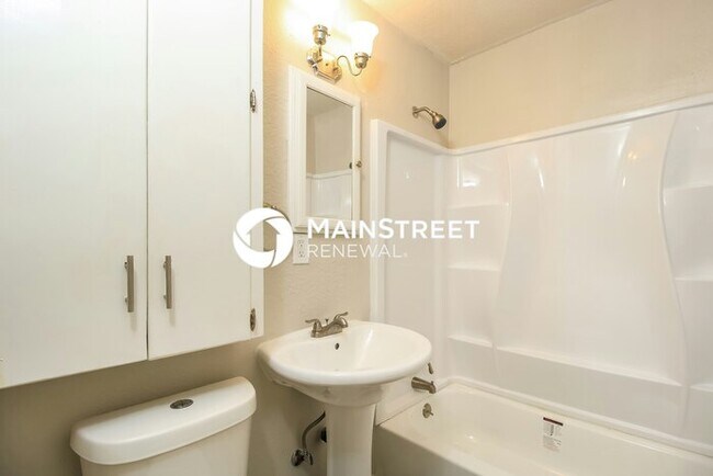 Building Photo - 4 Bedroom Pet-Friendly Home in MIDWEST CIT...
