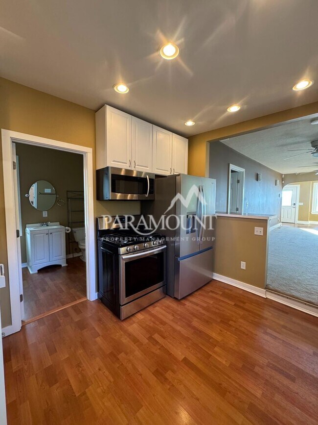 Building Photo - Stunning 3-bedroom, 1-bath home with a water view and fantastic amenities!