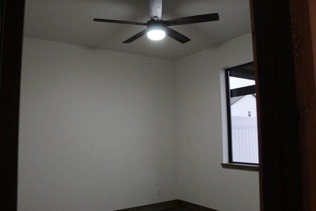 Building Photo - K573LI