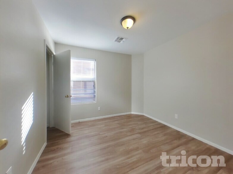 Building Photo - 39989 W Catherine Dr