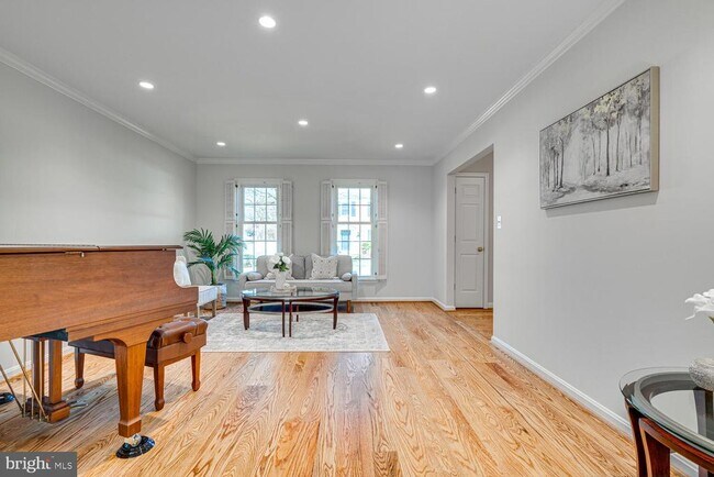 Building Photo - 6421 Linway Terrace