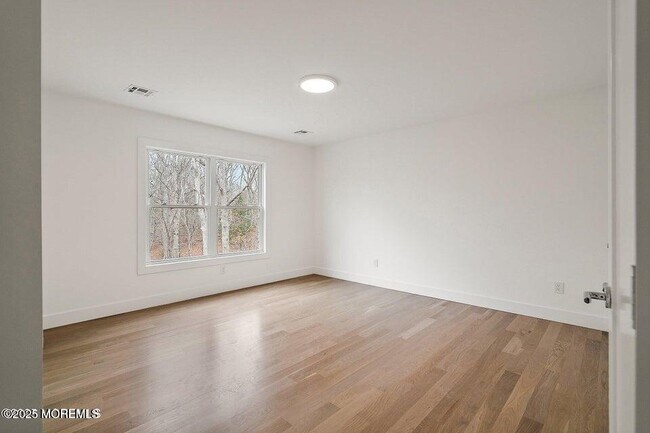 Building Photo - 527 Woodview Rd