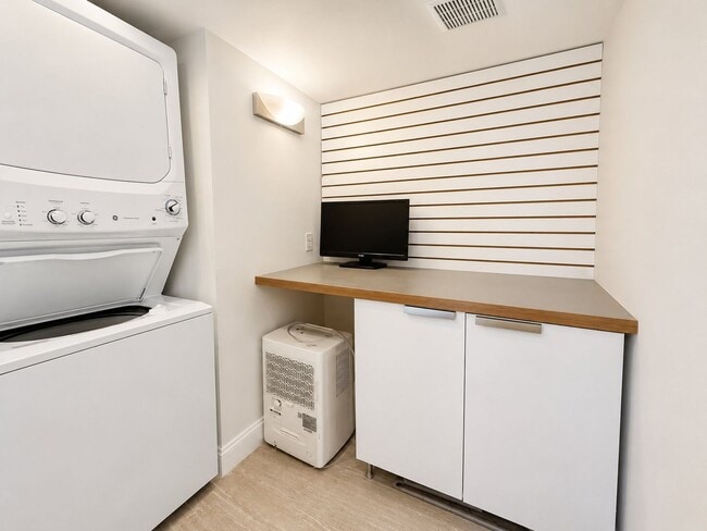 Building Photo - Bright Bi-Level 1 Bedroom with Finished Basement & Private Backyard in Graduate Hospital
