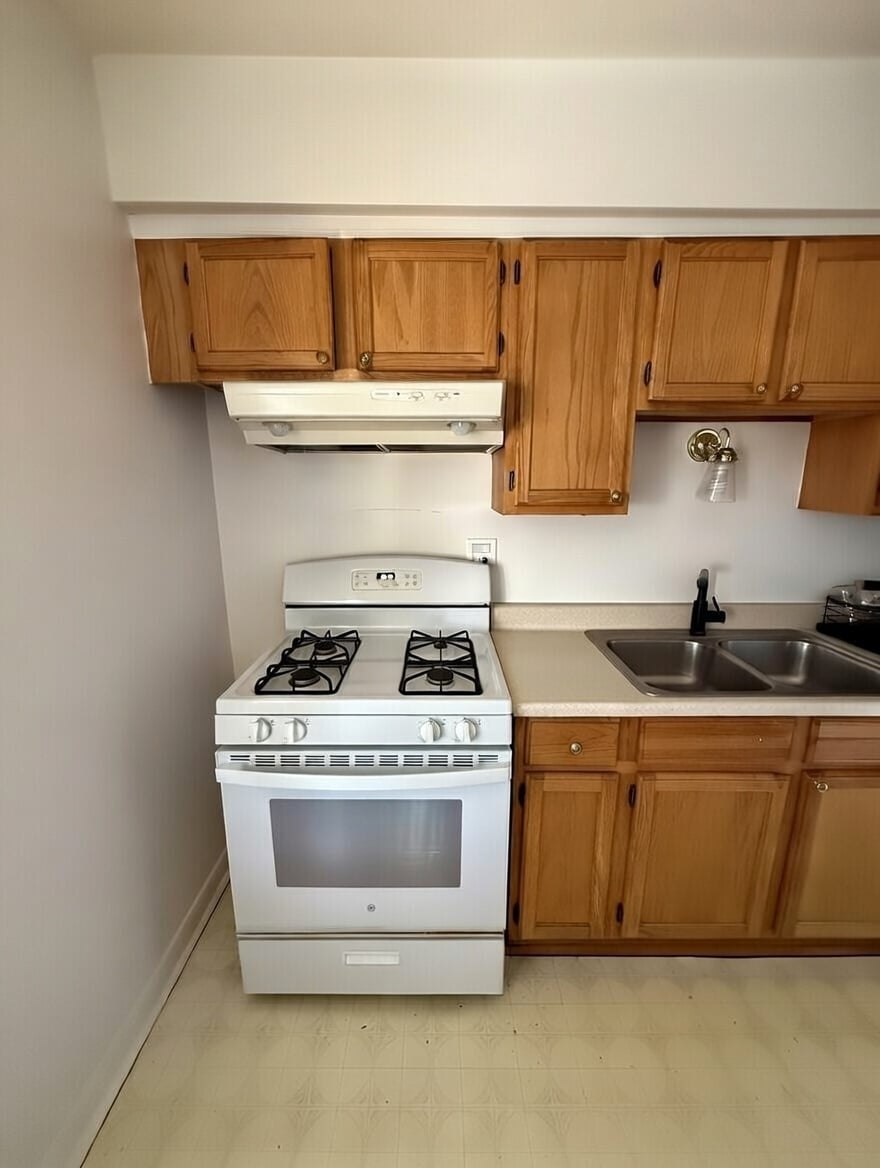 Kitchen - 933 College Ave