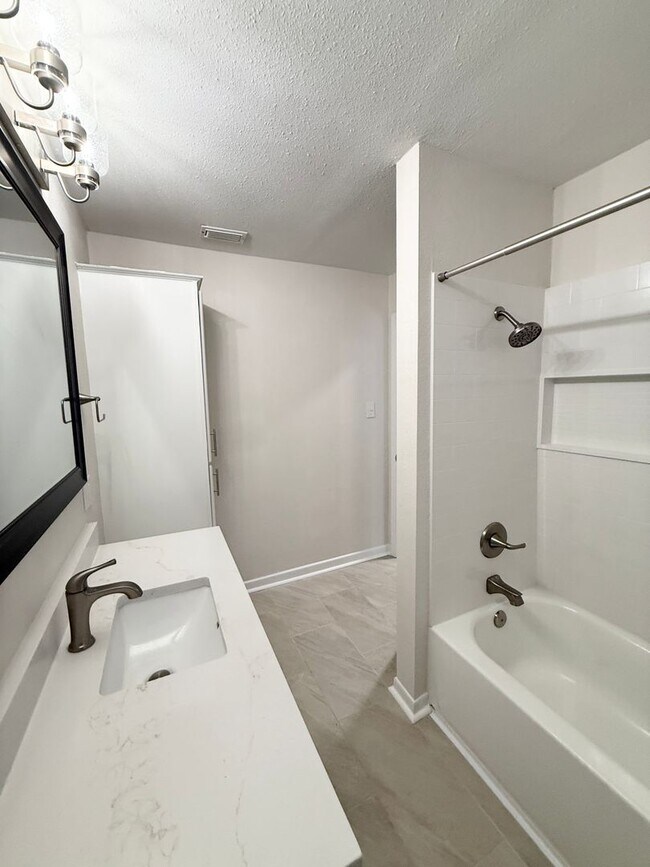 Building Photo - Adorable 3/1/1 Home on Giant Lot in Lake J...