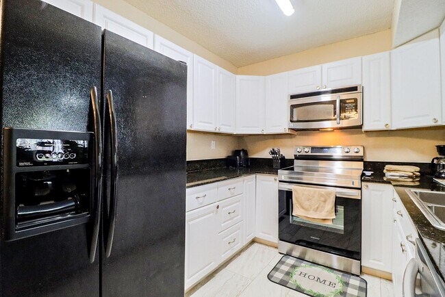 Building Photo - 450 Palm Cir W