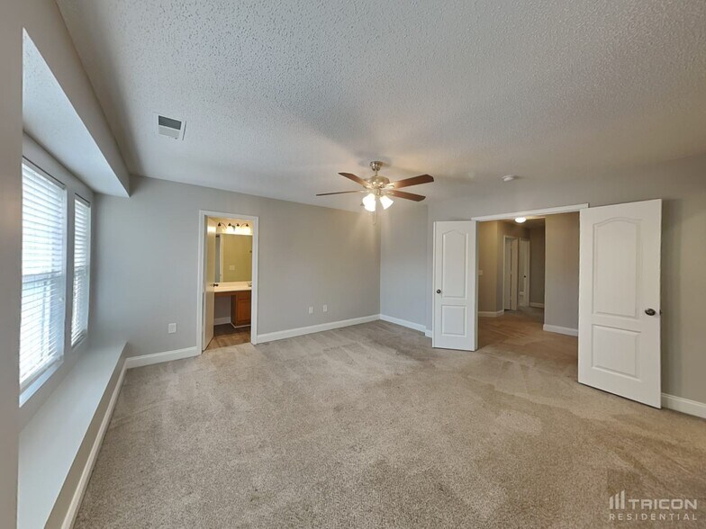 Building Photo - 4744 Abercromby St