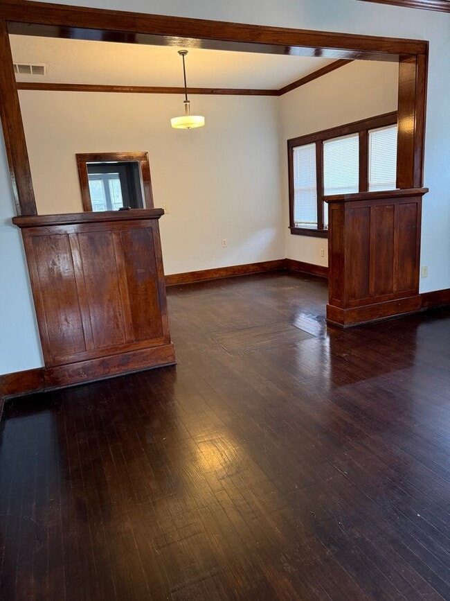 Building Photo - Spacious 3 Bed Near Downtown & OU Health + W/D Included & Driveway Parking