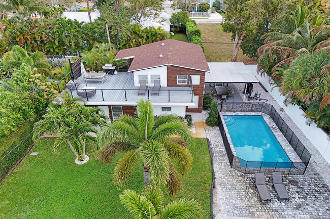 Building Photo - 311 SE 3rd Ave