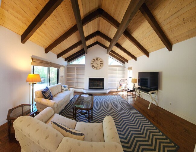 Building Photo - Furnished 3 bed 2.5 bath close to Poly.