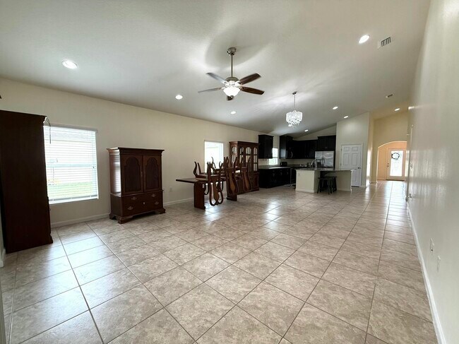 Building Photo - 5997 Ridge Lake Cir