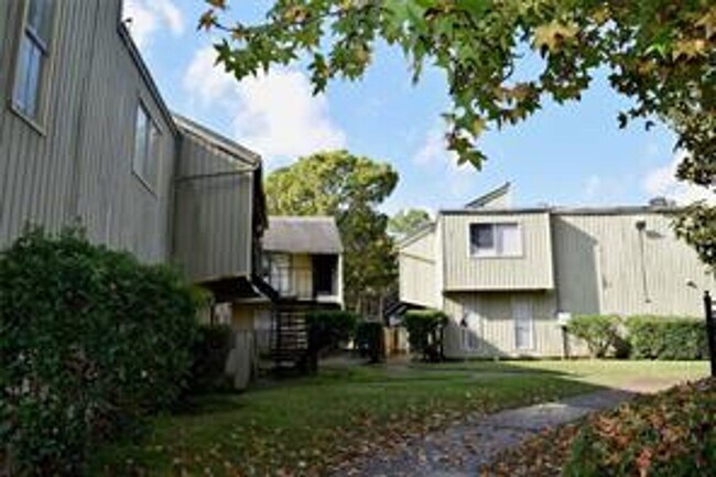 Building Photo - 1 bedroom / 1 bathroom 1st floor unit