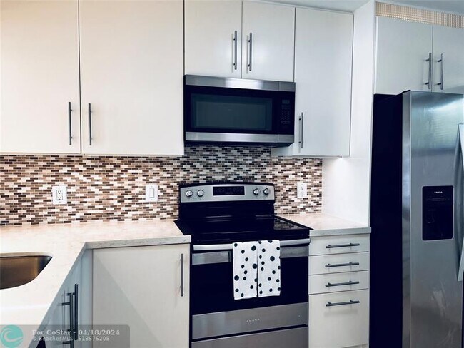 Building Photo - 112 Lake Emerald Dr