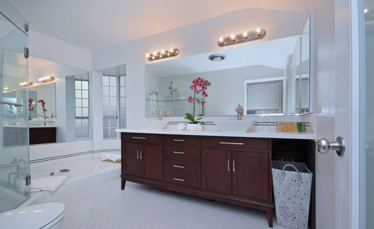 Primary bathroom - 10429 Wheatland Ave