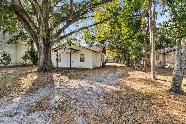 Building Photo - 3 bedroom 1 bathroom single family house!