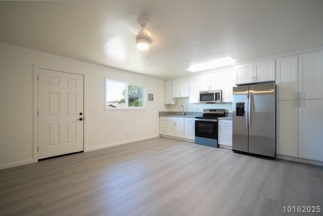 Building Photo - Immaculate, Renovated 1BR/1BA/1 compact pk...