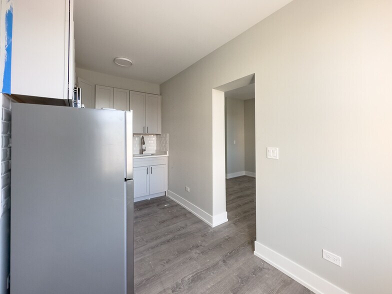 Building Photo - 545 W Belmont Ave