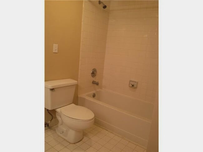 Building Photo - 2831 N Oakland Forest Dr