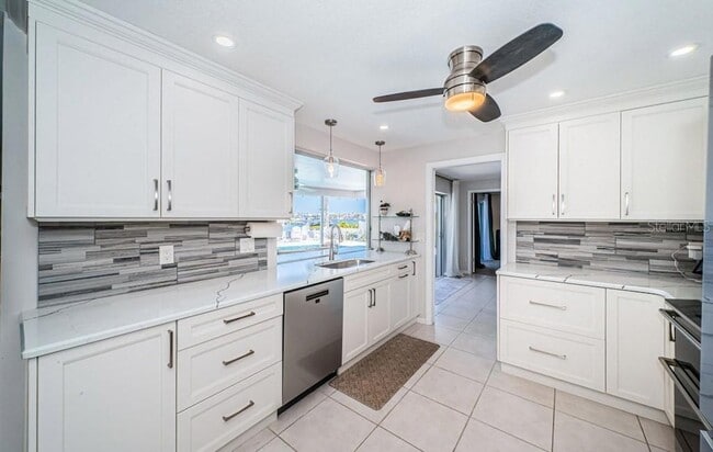 Building Photo - 2180 Dolphin Blvd S