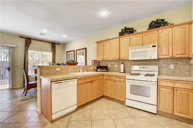 Building Photo - 251 Queens Ct