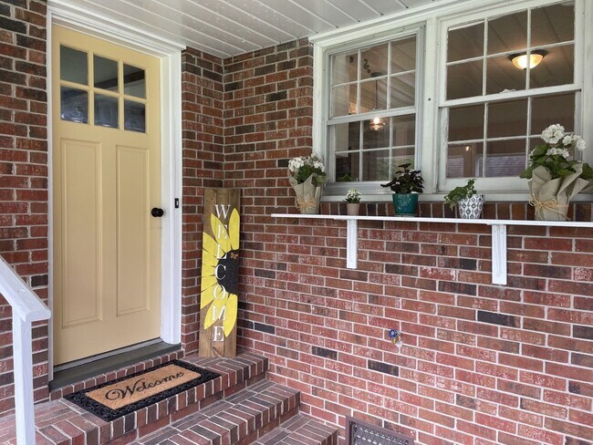 Building Photo - Quaint Swansboro Ranch Home