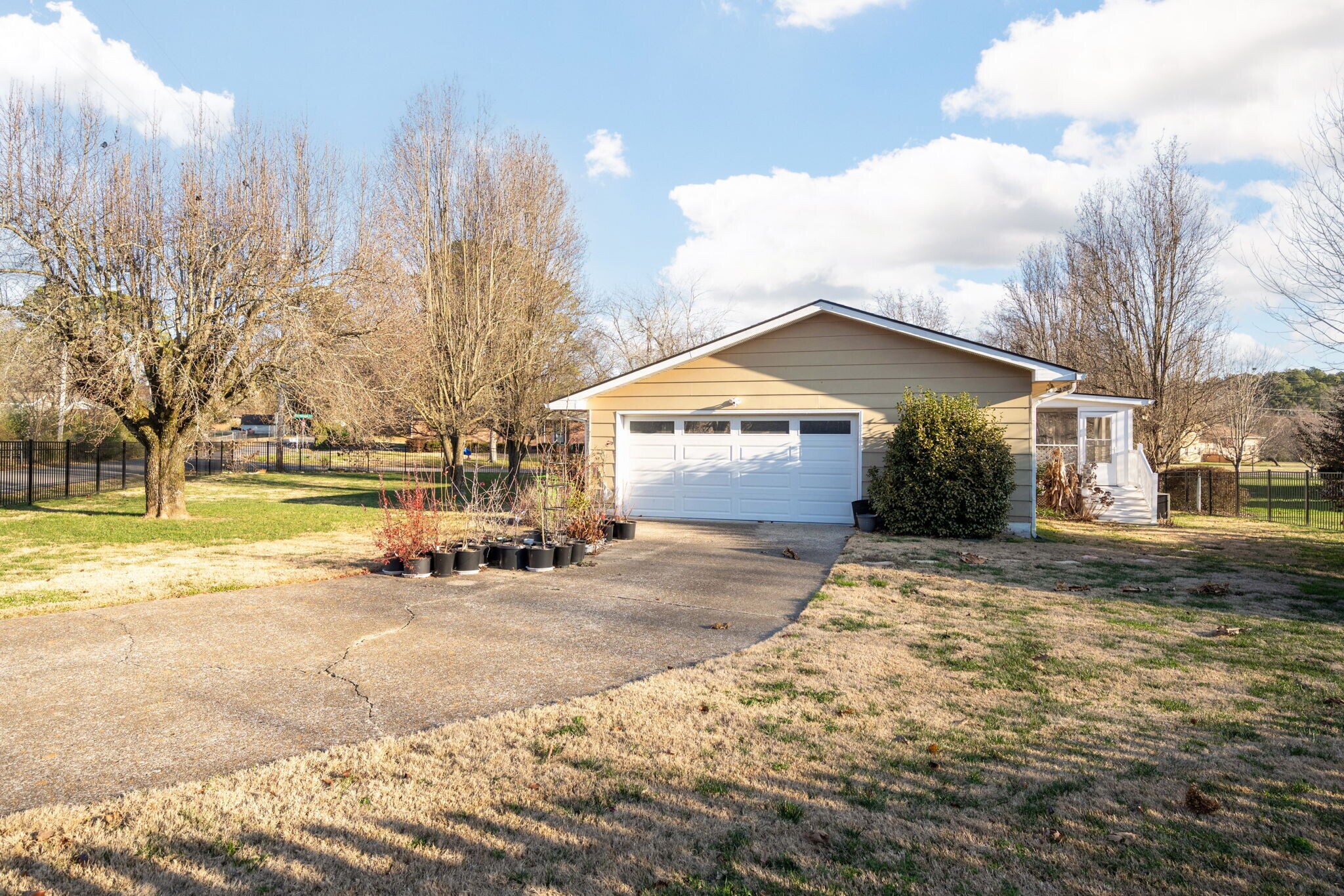 Building Photo - 85 Meadowdew Ln