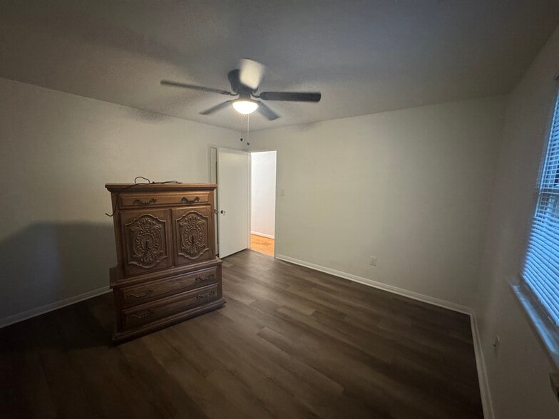 Building Photo - 29 Moores Ln S