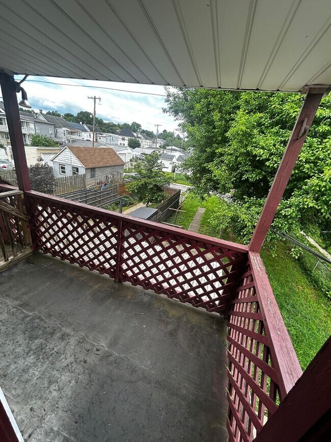 Building Photo - 3 bedroom, 1 bath, 2 story half double house
