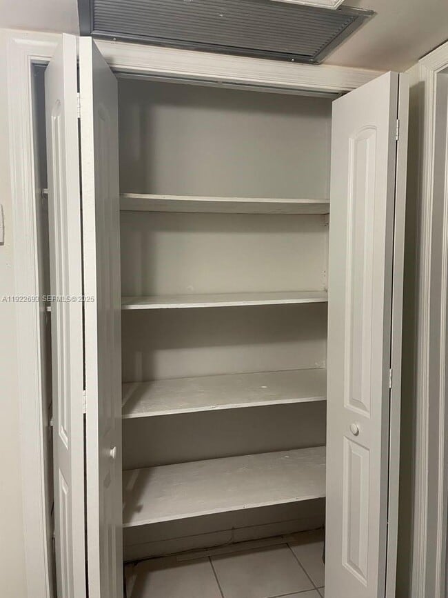 Building Photo - 3141 N Palm Aire Dr