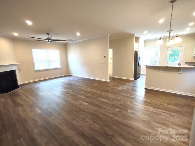 Building Photo - 7135 Thornrose Dr