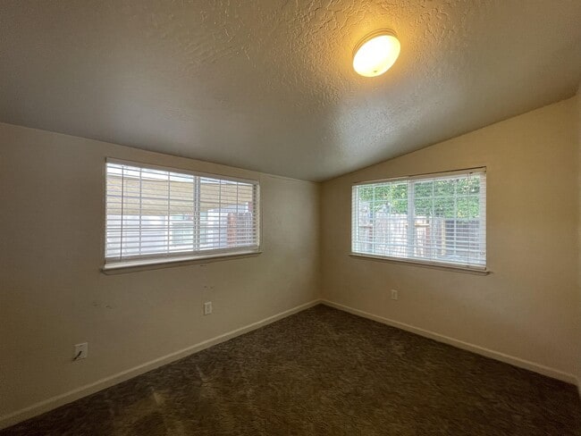 Building Photo - 524 W 1st Ave