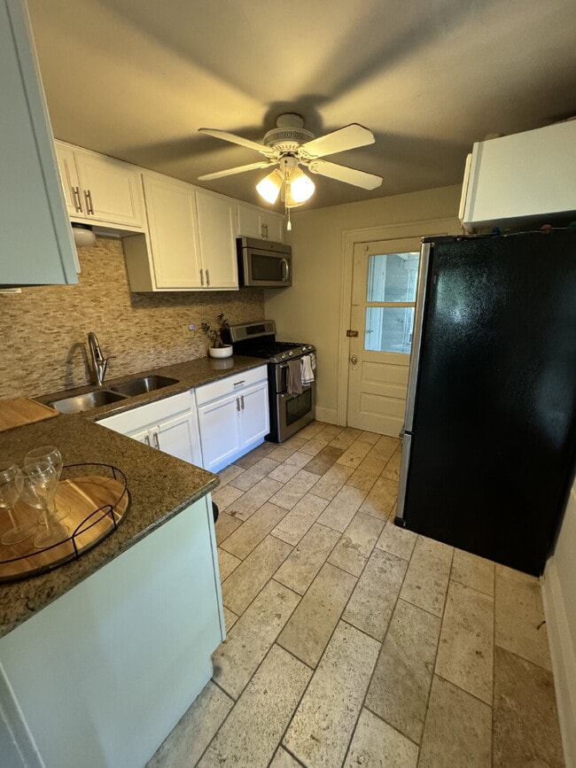 Building Photo - 3 Bedroom + Den in Minneapolis