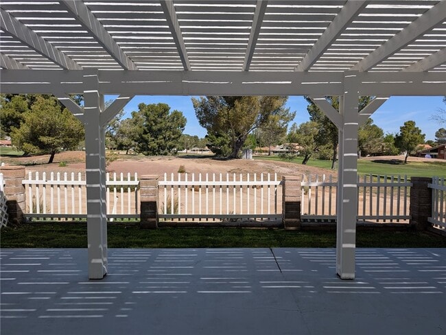 Building Photo - 14858 Clubhouse Dr