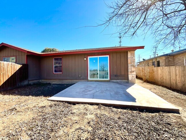 Building Photo - MUST SEE! 2 Bedroom / 1.5 Bath Duplex w/ Garage!