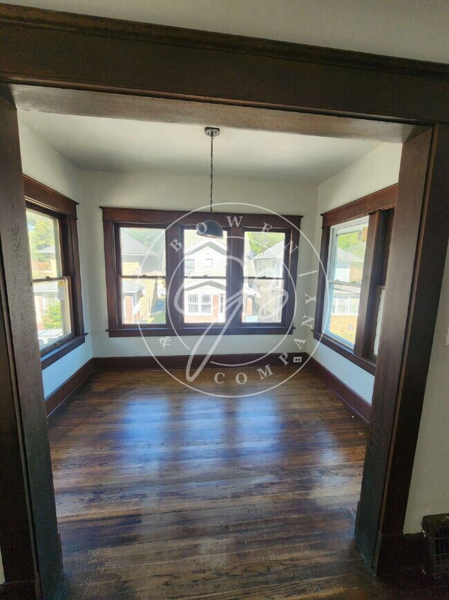 Building Photo - Spacious upper unit 2 bed 1 bath! Convenie...