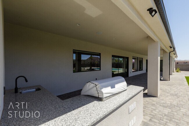 Building Photo - BRAND NEW Gorgeous 6 bed 7 bath with Pool ...