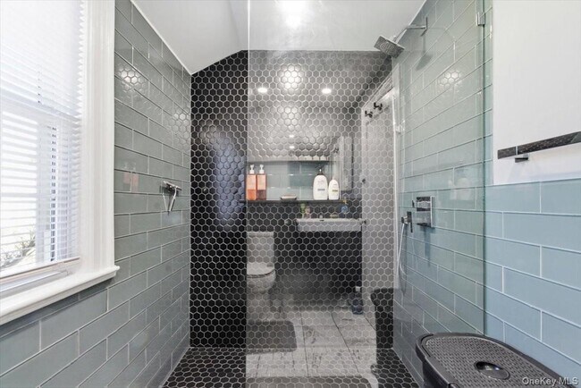 Building Photo - 37 Longview Dr